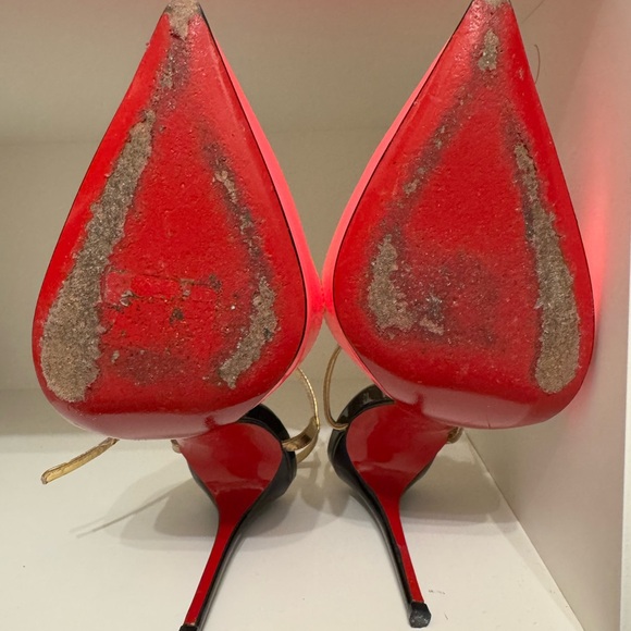 Christian Louboutin Rivierina Ankle Strap Pump in Shocking Pink and Black Patent - Picture 4 of 4